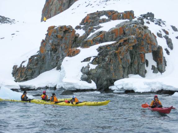 Nosso grupo rema ao lado das encostas de Half Moon Island, na Antártida